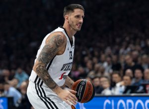 HEROJ NA TERENU I VAN NJEGA: Polonara poručio navijačima — sve će biti u redu!