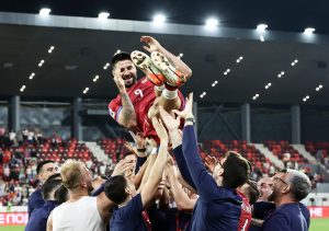 MITRE U IME CELE NACIJE – HVALA! Aleksandru Mitroviću uručen specijalan poklon nakon jubiralne 100. utakmice u dresu reprezentacija Srbije! (FOTO) (VIDEO)