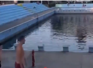 JOKIĆ I JOŠ JEDAN SPORT U KOME JE NEVEROVATAN: Srbin u domovini uz bazen igrao ovo sa decom! (VIDEO)