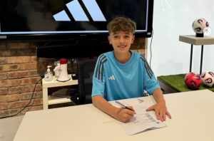 ENGLESKI VELIKAN NUDI OGROMAN NOVAC ZA 13-GODIŠNJAKA: Mladi fudbaler iz Južne Afrike koji je zaludeo Evropu!