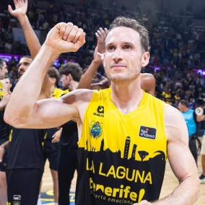 IMA 42 GODINE I APSOLUTNO DOMINIRA U NAJBOLJOJ LIGI U EVROPI: Brazilski košarkaš je neverovatan!