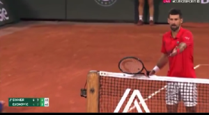 ĐOKOVIĆ U VERBALNOM OKRŠAJU SA SUDIJOM: Uključio se i Janik Siner! (VIDEO)