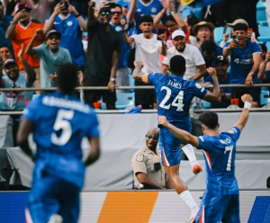 PONOVO DOKAZAO, ON JE JEDAN OD NAJKOMPLETNIJIH BEKOVA NA SVETU: Majstorija Risa Džejmsa iz slobodnog udarca! (VIDEO)