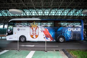 PRELEPO: Košarkaši dobili autobus u bojama Srbije! (FOTO)
