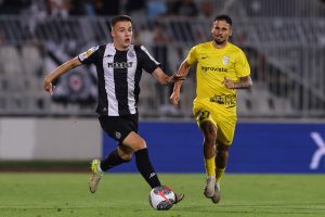 PARTIZAN PRAKTIČNO U NAREDNOJ RUNDI, GOL I IGRAČ VIŠE ODMAH NA STARTU: Crveni karton za goste u desetom minutu!