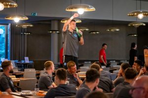 TRADICIJA MORA DA SE POŠTUJE: Novajlije Železničara zapevale na večeri! (VIDEO)