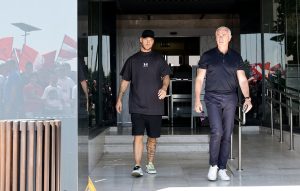 RAPSODIJA NA AERODROMU: Arnautović stigao u Beograd – Delije ga dočekale, a odmah je dobio i poseban poklon! (VIDEO)