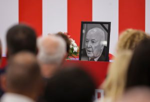 MINUT TIŠINE NA „MARAKANI“: Zvezda i „Delije“ se poslednji put opraštaju od Dena i Save!