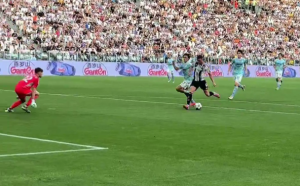 ŠTA URADI, CRNI DUŠANE?! Vlahović promašio nemoguće, pa dobio zvižduke sa tribina!