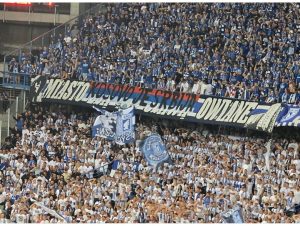 POLJACI POKAZALI ŠTA JE ISTINA: „Kosovo je Srbija“ na tribinama u srcu Poznanja! (VIDEO)