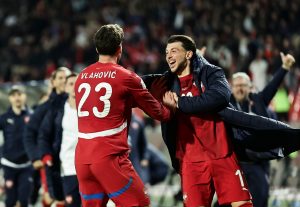 VLAHOVIĆA TERAJU IZ KLUBA, ON NASTAVLJA DA RAŠETA: Majstorija Samardžića o kojoj se priča!