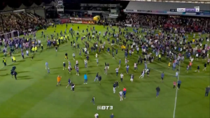 KOMPLETNA INVAZIJA NA TEREN: Evo kako su navijači niželigaša proslavili izbacivanje Mančestera!