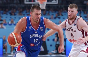 (POLUVREME) NIKOLA JOKIĆ UBACIO GOTOVO POLOVINU POENA SRBIJE: Orlovi vode u najtežem izazovu do sada!