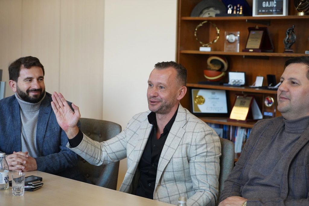 LOZNICA SPAJA NESPOJIVO: Grad gde „živi“ šah-boks!