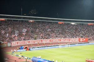 DELIJE ZAPALILE STADION: Popularna Mara u bakljama!