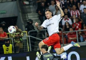 ŠVAJCARAC SRPSKOG POREKLA DOMINIRA POLJSKOM: Prvi je strelac prvenstva, a u Srbiji nije igrao za večite!