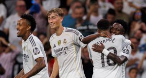 BERNABEU SPREMAN ZA EL KLASIKO – REAL MADRID DOČEKUJE BARSELONU  Večiti derbi Španije koji može da odluči poredak na vrhu LaLige.