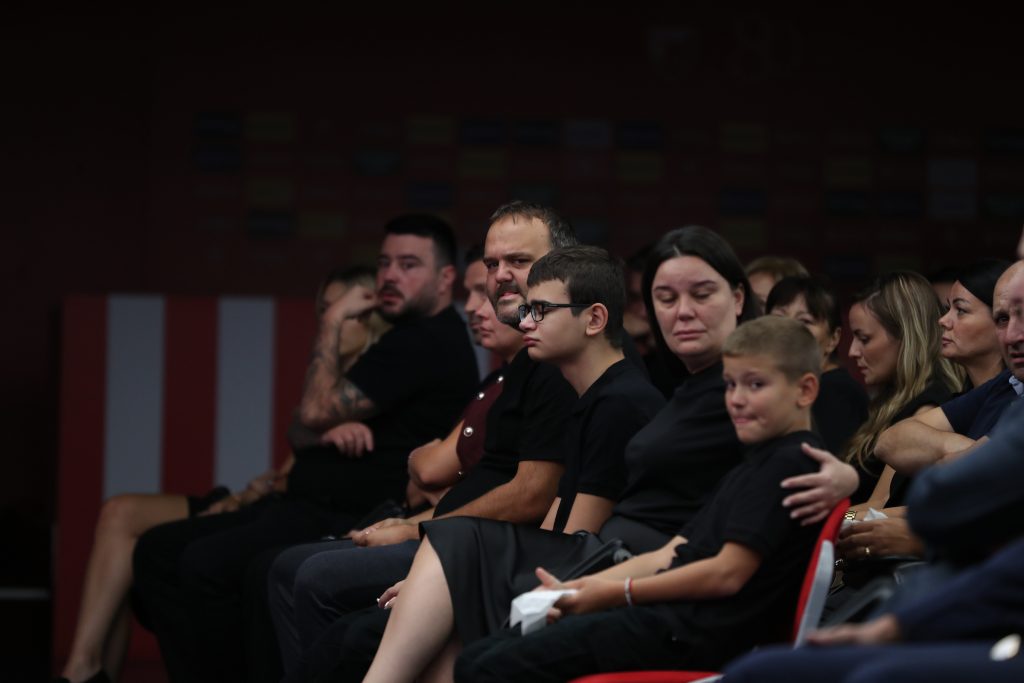 SRCEPARAJUĆE SCENE NA KOMEMORACIJI DEJANA MILOVANOVIĆA: Veliki broj zvanica u suzama, potresne reči kuma!