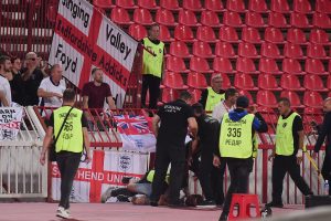 NAVIJAČ UKRAO ENGLEZIMA ZASTAVU: Obezbeđenje i policija reagovali!