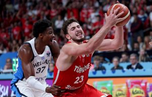 ŠENGUN REŽIRAO SKANDAL: „Bejbi Jokić“ slavio masovno ubijane Grka nakon plasmana u finale!