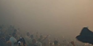 NEVIĐENA BAKLJADA NA JUGU: Nikad gušći dim prekrio celu tribinu!