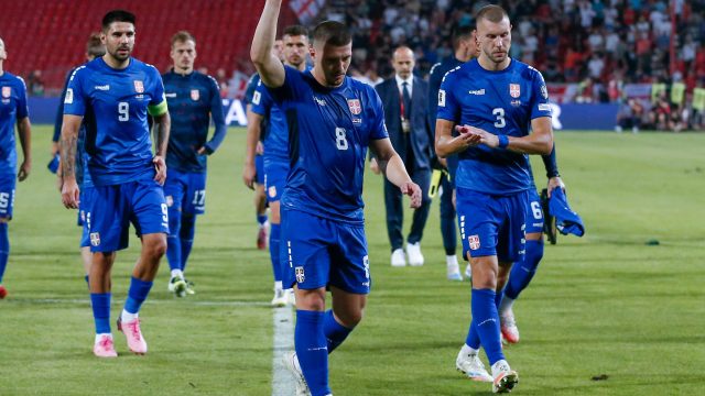 (POLUVREME) SRBIJA GUBI: Ne možemo da šutnemo ni u gol rivala!