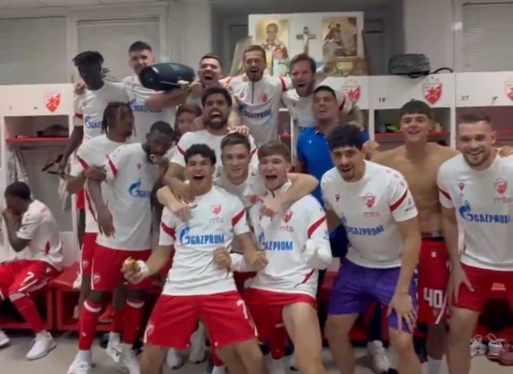 GRMI CECA U SVLAČIONICI: Evo kako su fudbaleri Zvezde proslavili pobedu u derbiju!
