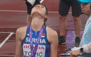 SUZE ANGELINE TOPIĆ OBILAZE SVET: Umotana u srpsku trobojku nije obuzdavala emocije!