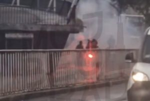 TUČA HULIGANA ISPRED JNA: Baklje lete na sve strane, jedva se šta vidi od gustog dima!