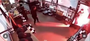 MASOVNA TUČA NAVIJAČA ZVEZDE I PARTIZANA: Isplivao novi snimak sukoba ispred stadiona JNA!