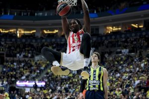 KAKAV POSTER IZUNDUA: Nigerijac zakucao preko dvojice! (VIDEO)