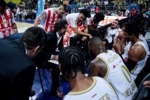 „ČIMA STVAR“: Moneke zagrlio Tomovića, pa izazvao buru emocija kod trenera! (VIDEO)