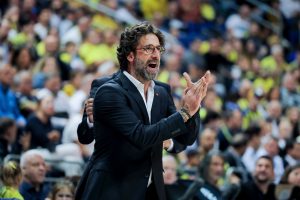 TOMA TOMOVIĆ OSTAJE NA KLUPI ZVEZDE: Srušio Fener pa dobio novi posao!