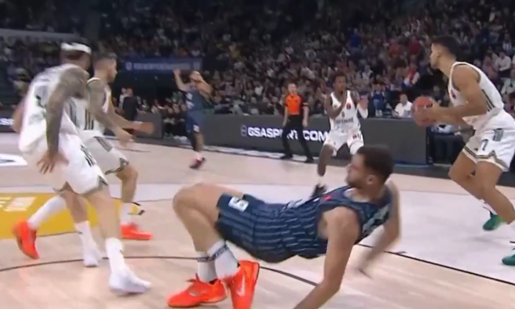 STRAVA I UŽAS: Teška povreda Papajanisa, Grk iznet na nosilima! (FOTO)