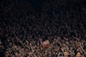 PARTIZAN POKAZAO KOLIKO SU NJEGOVI NAVIJAČI VELIKI: Ovekovečeni Čarli Kirk se našao u Areni na jednom transparentu! (FOTO)