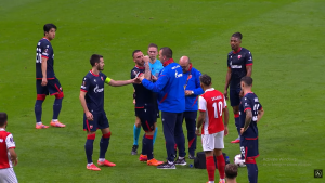 EMOTIVNE SCENE NAKON TEŠKOG PORAZA: Arnautović na štakama došao do Delija! (VIDEO)