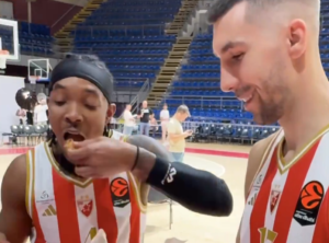 SRBI U ZVEZDI DAVALI BUREK STRANCIMA, ONI POČELI DA SE OTIMAJU: Evo reakcije inostranih košarkaša na srpsku hranu!