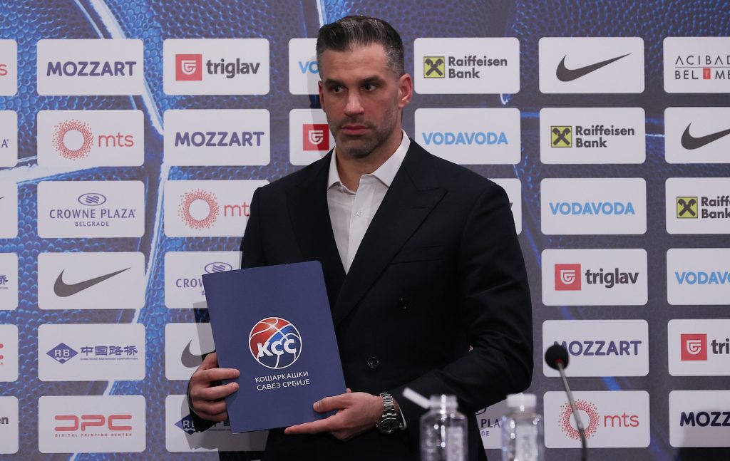 ALIMPIJEVIĆ UDARAO SVE PRED SOBOM ZBOG SUDIJSKE ODLUKE: Bes srpskog trenera šokirao sve! (VIDEO)