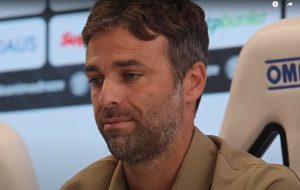 „PRODAO SE“: Trener Hajduka dočekan lažnim novčanicama i uvredljivom porukom!