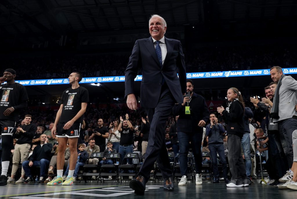 NIKO KAO GROBARI: Navijači pružili podršku Obradoviću, Željko im uzvratio zagrljajem! (VIDEO)