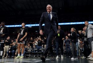 NIKO KAO GROBARI: Navijači pružili podršku Obradoviću, Željko im uzvratio zagrljajem! (VIDEO)