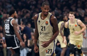 TROJKA SMRTI: Klajburn presudio crno-belima trojkom sa gotovo pola terena! (VIDEO)