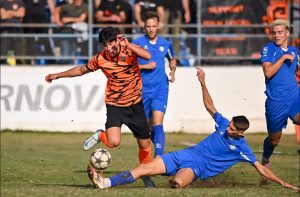 HAOS U KOMŠILUKU: Navijač Zadra utrčao na teren i udario golmana! (VIDEO)