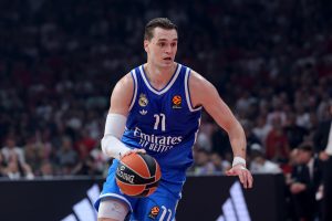 HEZONJA NIJE ŽELEO DA TRPI DELIJE ISPRED ARENE: Hrvat se okrenuo na navijače!