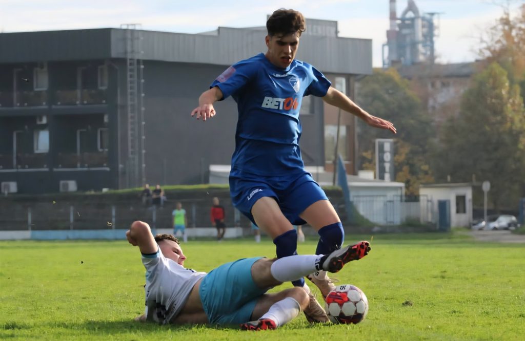 KAKAV HAOS U KOMŠILUKU: Sudija psovao majku igraču, navijači jurili arbitre po terenu u BiH! (VIDEO)