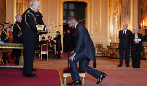 BEKAM POSTAO VITEZ: Kralj Čarls odao veliko priznanje slavnom fudbaleru! (FOTO)