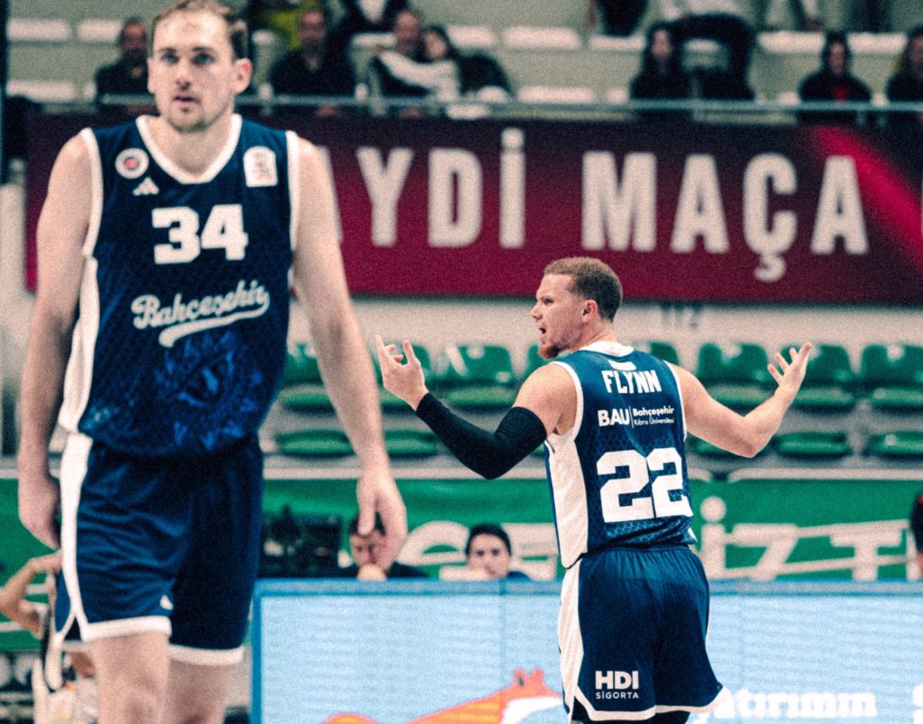 AU, KAKAV SKANDAL: Želeli ga Zvezda i Partizan, a on pravi haos – Gađao navijače, nastao opšti haos!