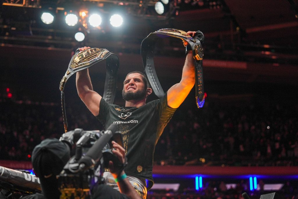 UFC IMA NOVOG ŠAMPIONA: Mahačev ušao u klub odabranih – Rus jedan od retkih sa dva pojasa!