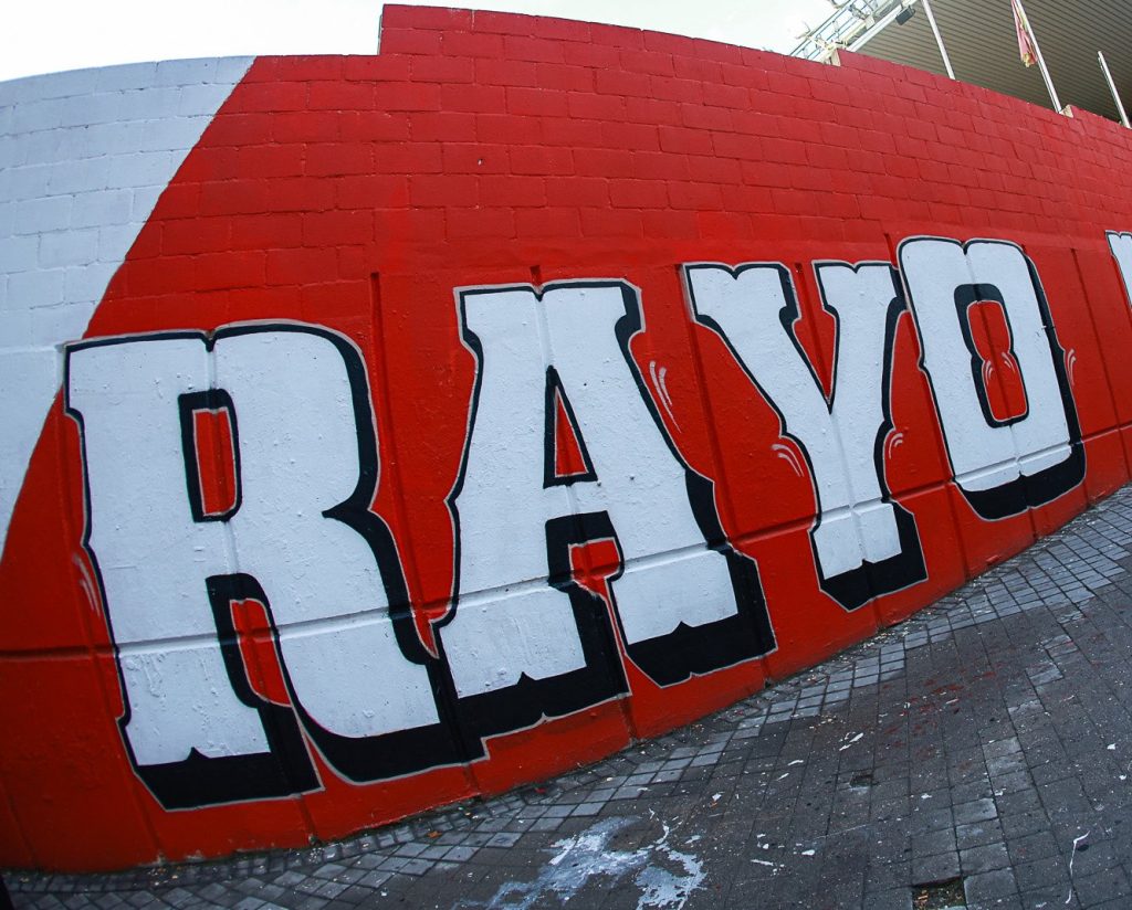 BEDNI USLOVI ZA EVROPSKI FUDBAL, ČAK SU I PEŠKIRI PROBLEM: Zvezdin bivši rival dobio sramotan doček od strane španskog prvoligaša!