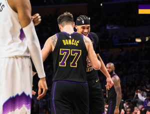 NOĆ U NBA LIGI OBELEŽIO LUKA DONČIĆ: Brutalnom partijom vodio je Lejkerse do pobede nad Jutom!